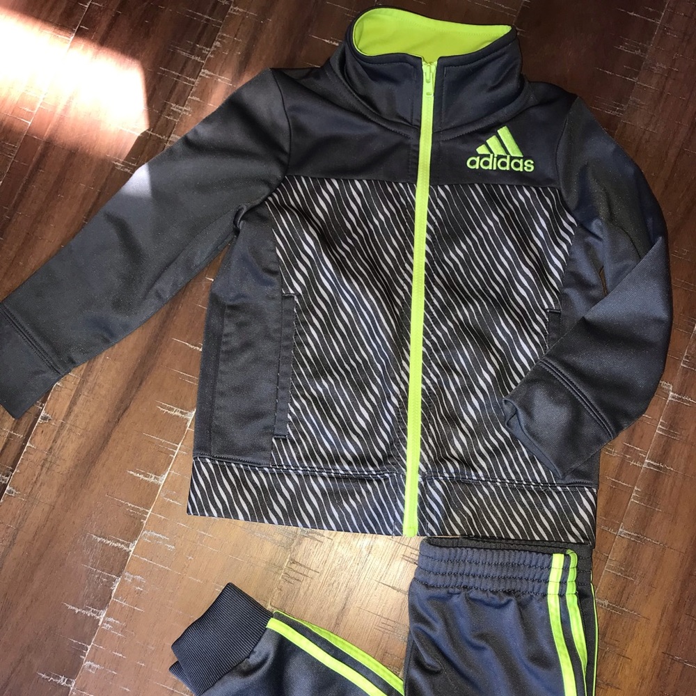 24 mo adidas track suit m/jogger set